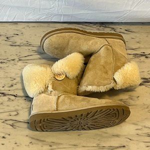 UGG Women's Bailey Button Size 8.5